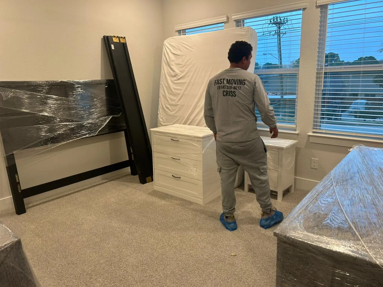 Criss Moving instalando muebles de dormitorio en casa nueva en Fort Worth