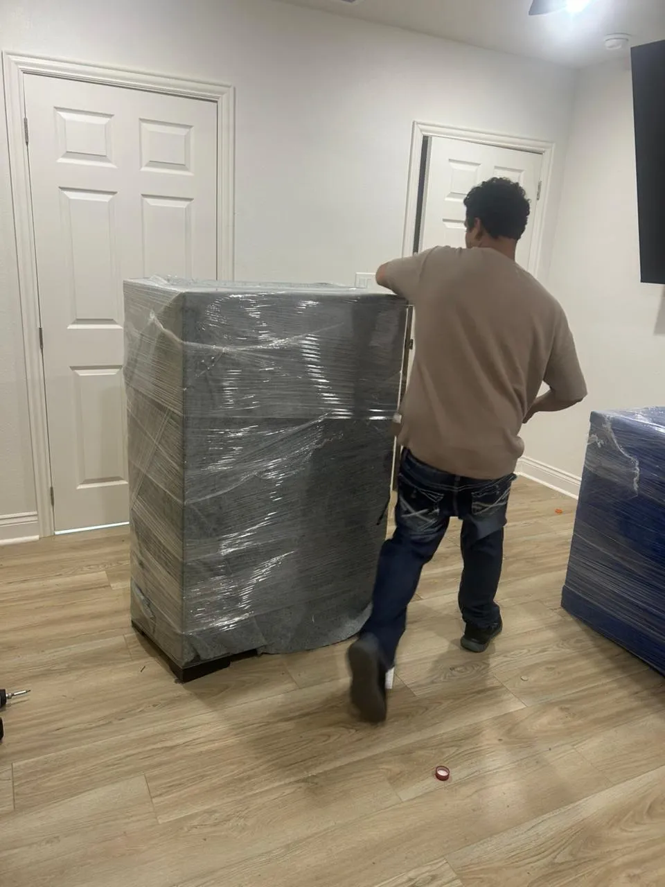 Criss Moving protegiendo muebles con cobijas protectoras