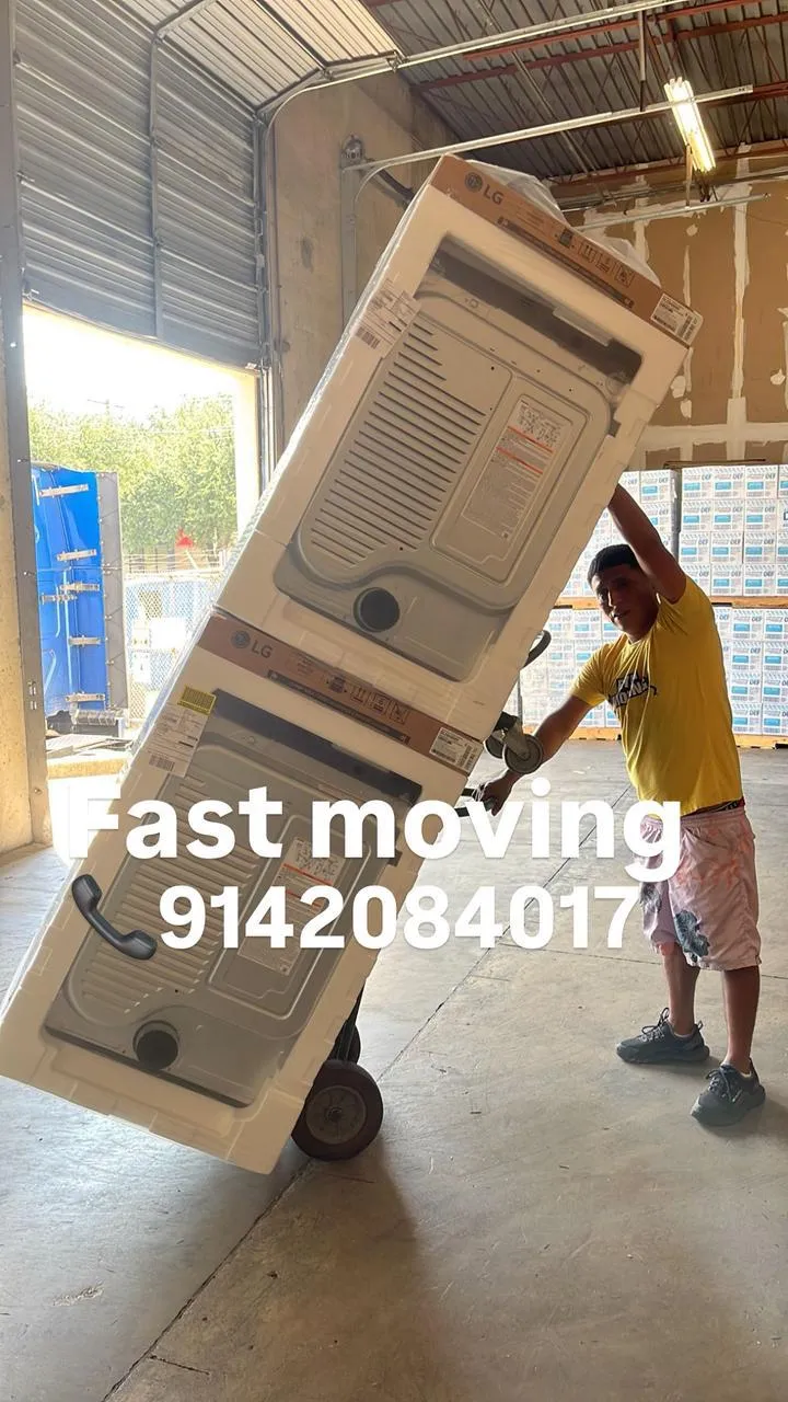 Equipo de Criss Moving moviendo electrodom&eacute;sticos LG con carretilla profesional