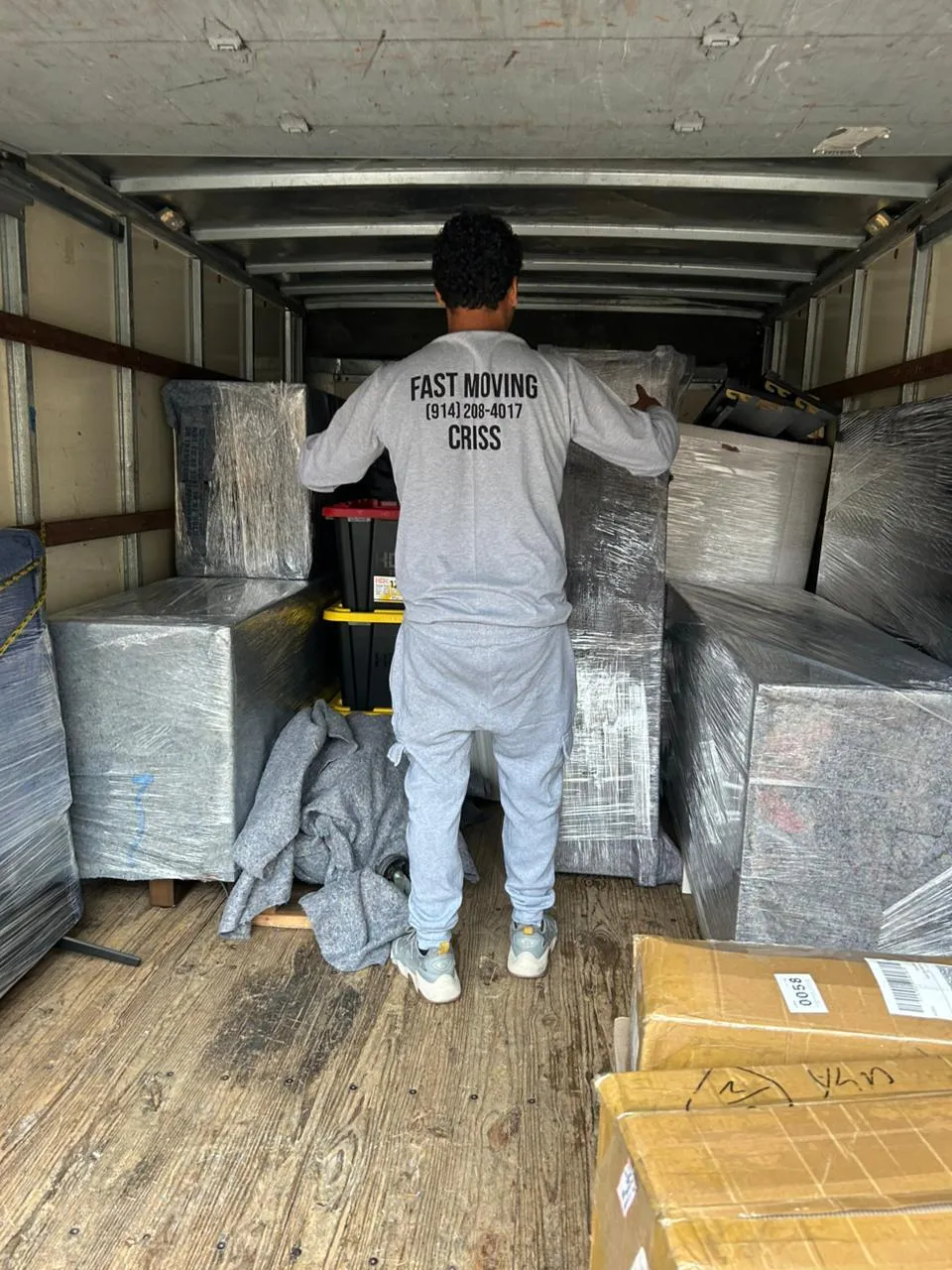 Equipo de Criss Moving cargando cami&oacute;n con muebles protegidos en DFW