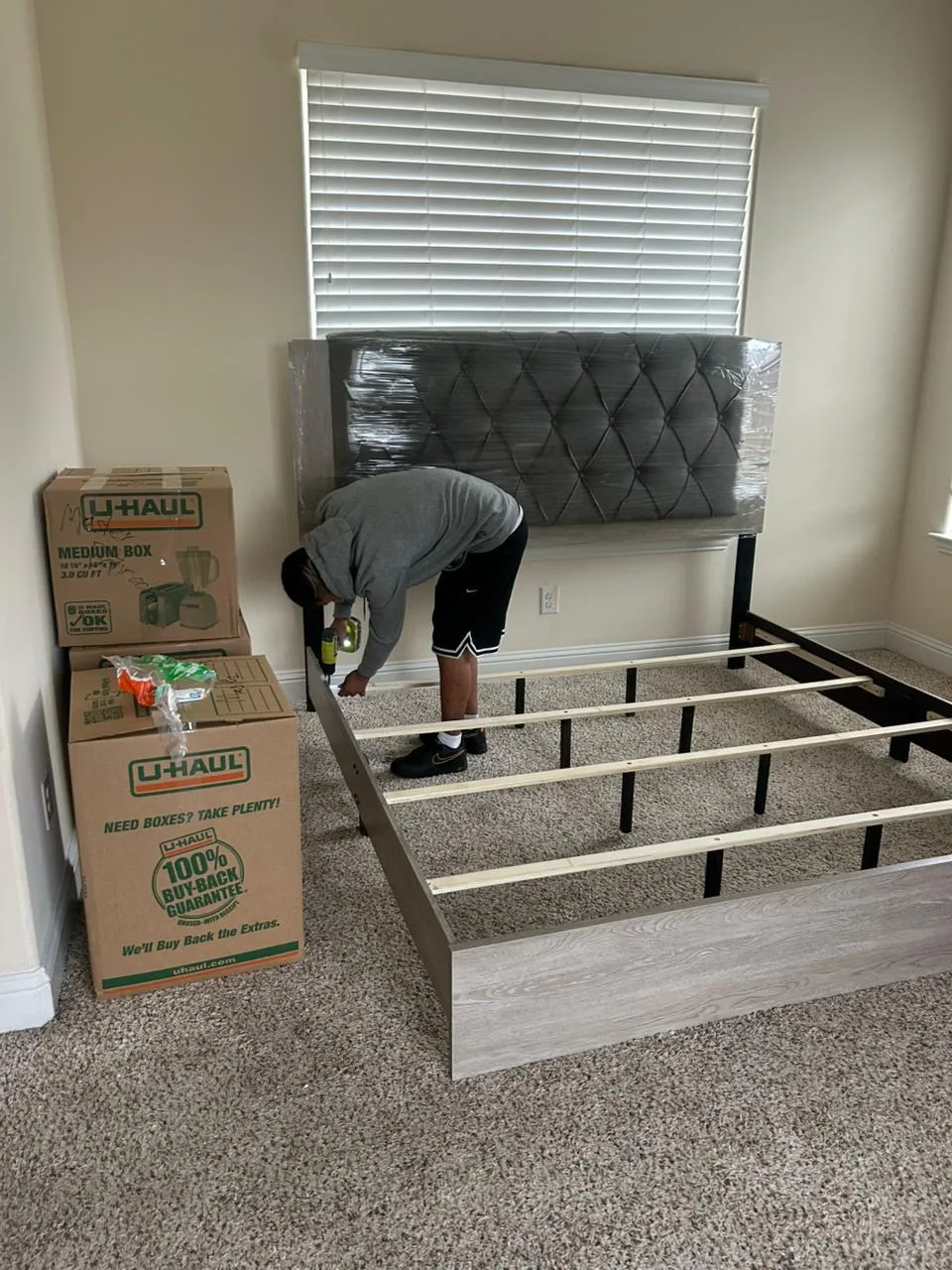 Criss Moving armando cama en casa de cliente en Dallas